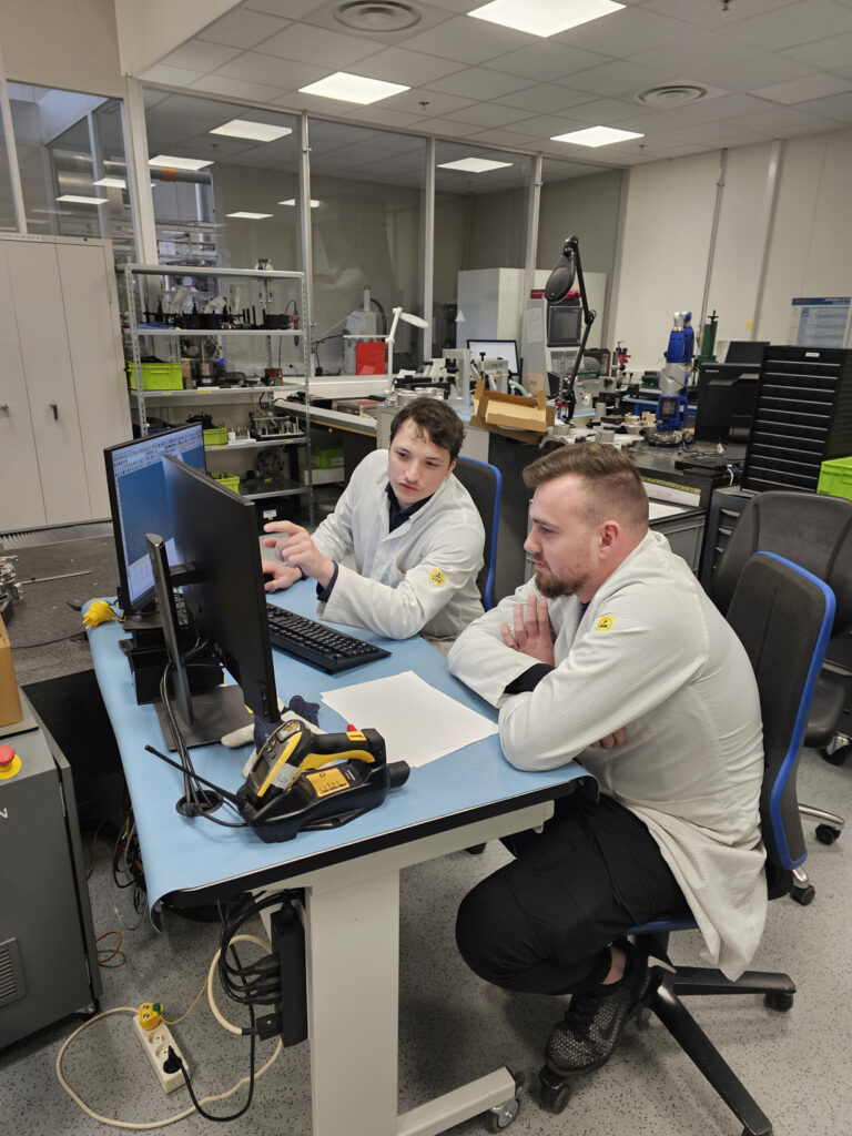 Techniciens analysant une mesure 3D 3Descartes