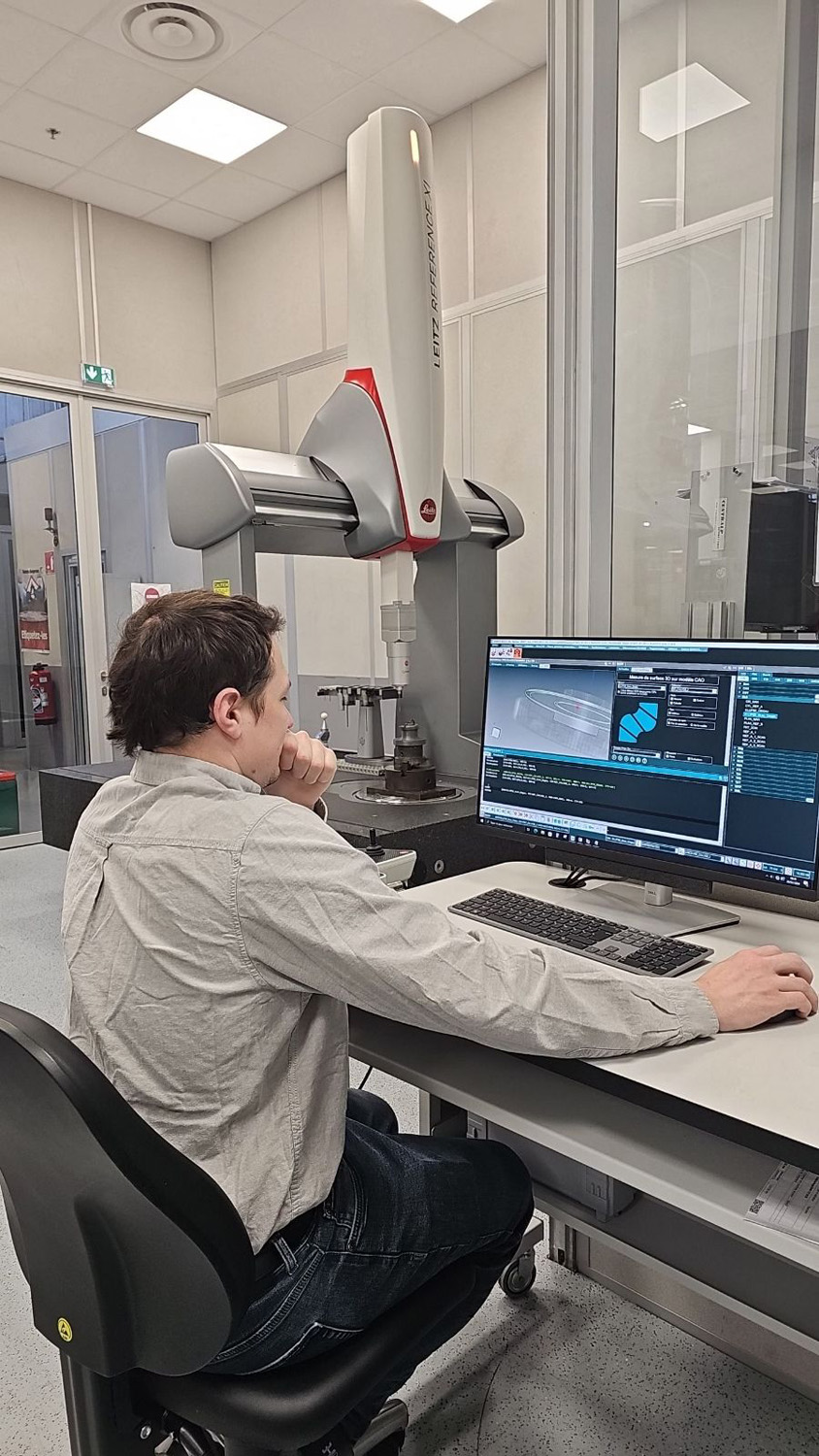 Opérateur analysant une mesure 3D