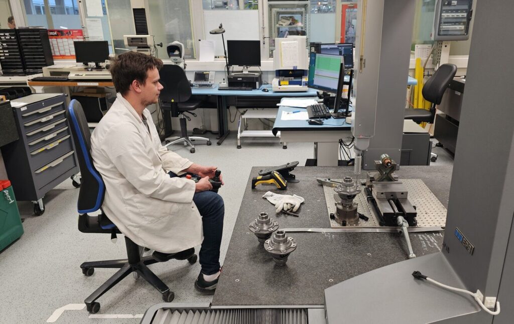 Technicien controlant des pieces industrielles rotated